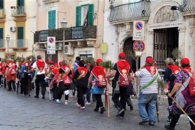 Storia, riti e tradizioni degli "ziaz�": i pellegrini che da secoli giungono a Bari per San Nicola